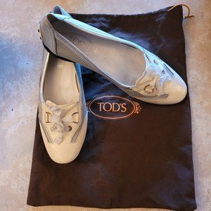 Tod's Size 11M Off White and Silver Gommino Driving Shoes Ballet Flats